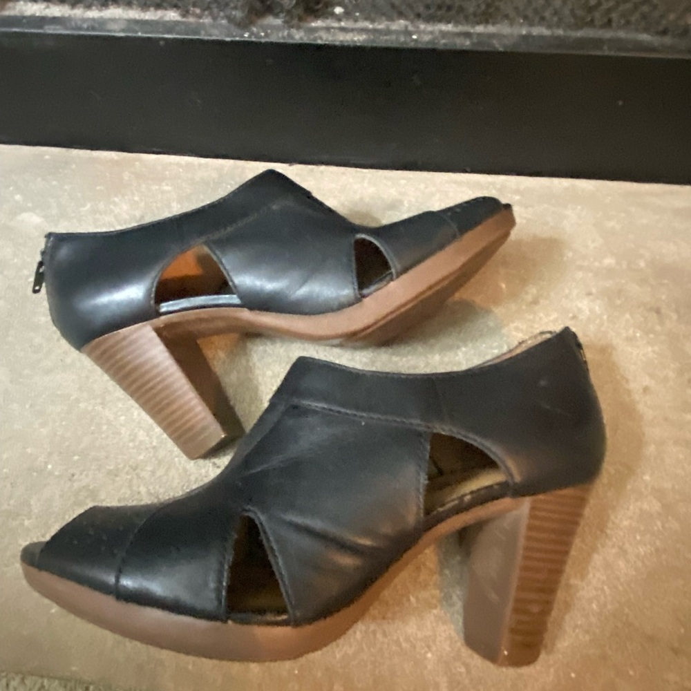 Clarks Chic Black Leather Women's Cutout Heels memory foam size 8 - Picture 4 of 10